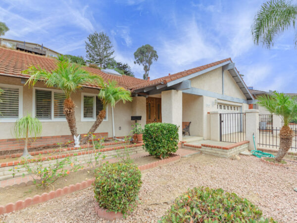 4024 Via del Conquistador, San Diego, CA 92117 photo 2